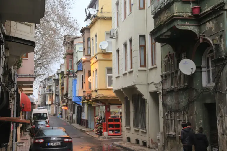 Gülme Komşuna Gelir Başına Atasozunun Anlamı ve Açıklaması