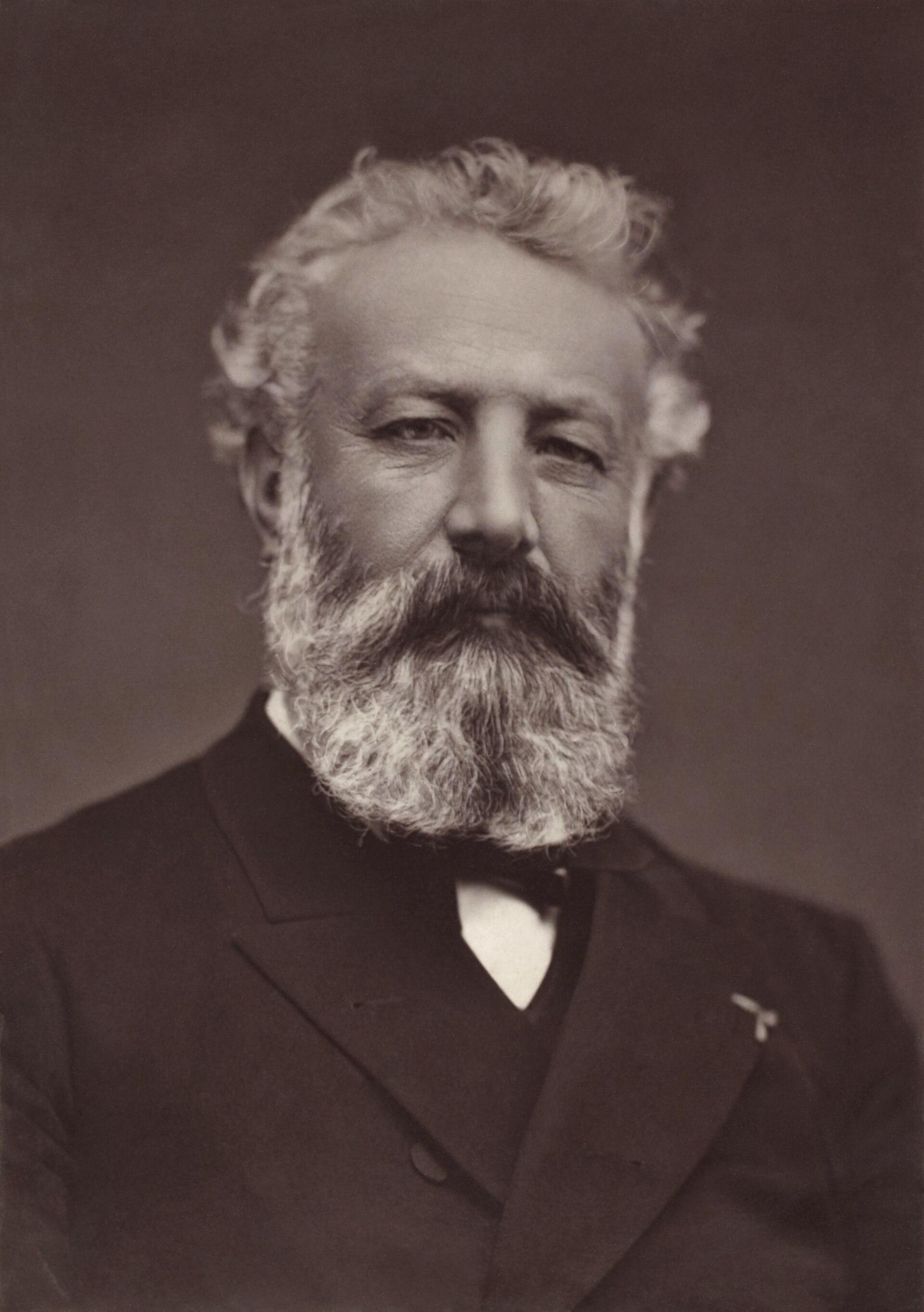 Jules_Verne_by_Étienne_Carjat.jpg