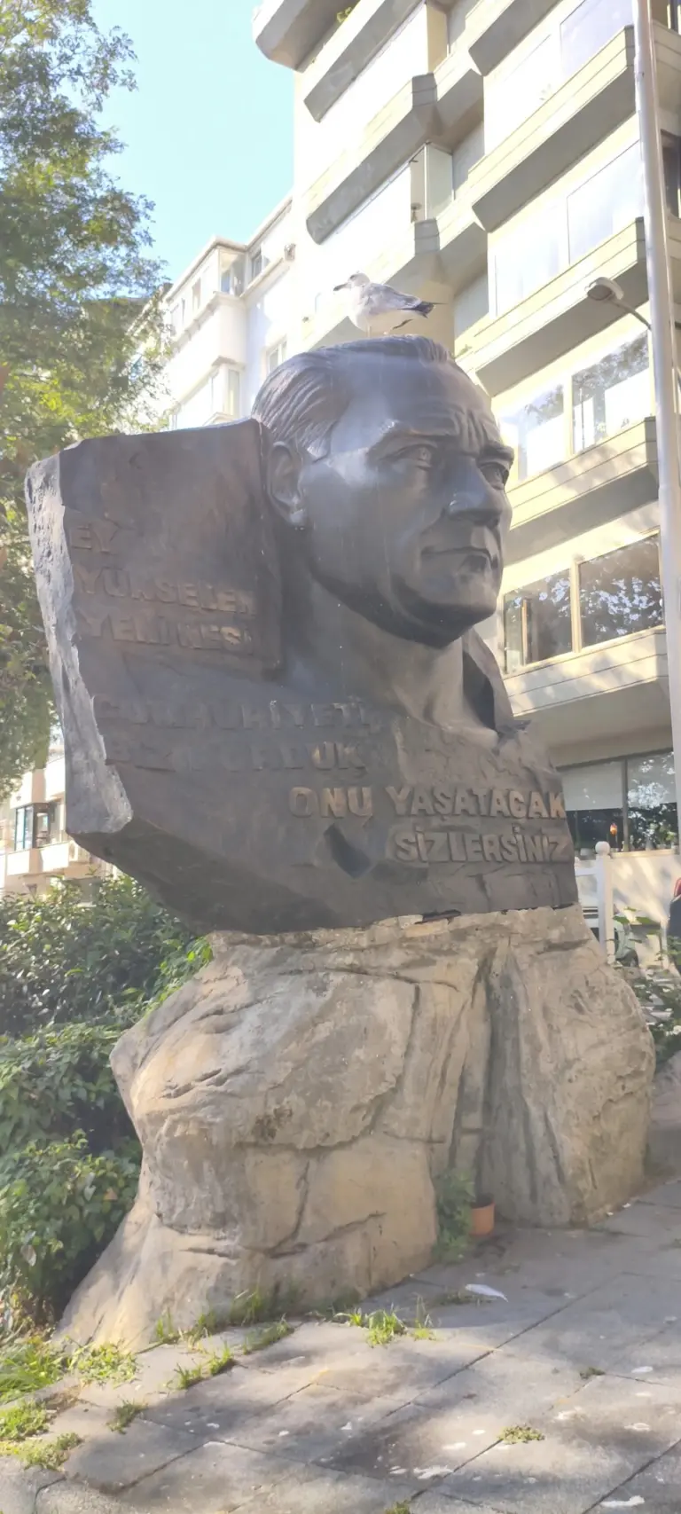 Atatürk Büstü Yazıları